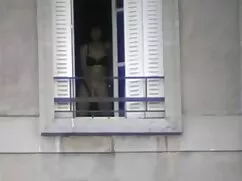 Cô bé pim set my den da nâu mình đen